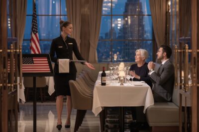 Shy waitress greeted billionaire’s deaf mom — her sign language left everyone sho